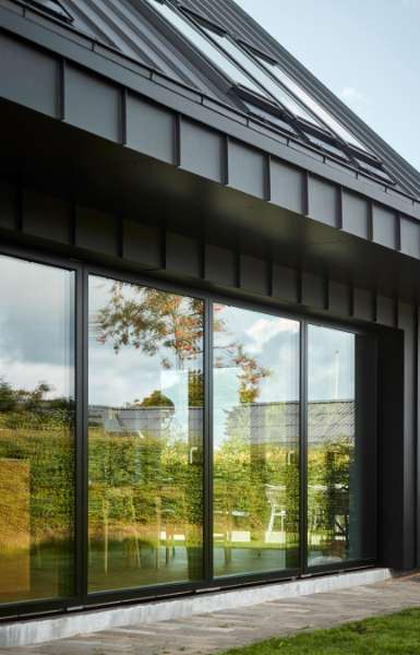 Rød teglstensvilla fra 70’erne ”ompakket” i stålprofiler, Bakkelyparken 37, 8680 Ry